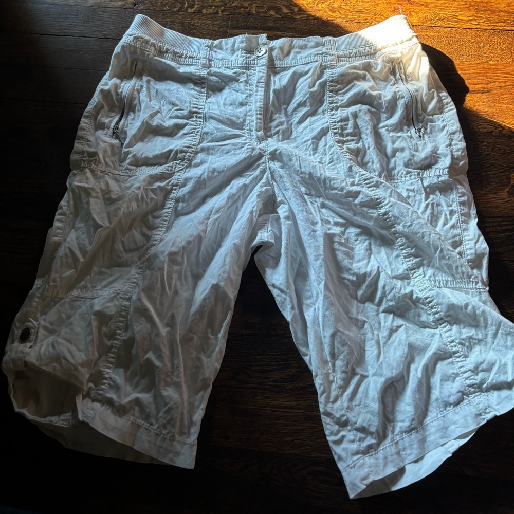 CHICOS white cargo shorts, light shorts,